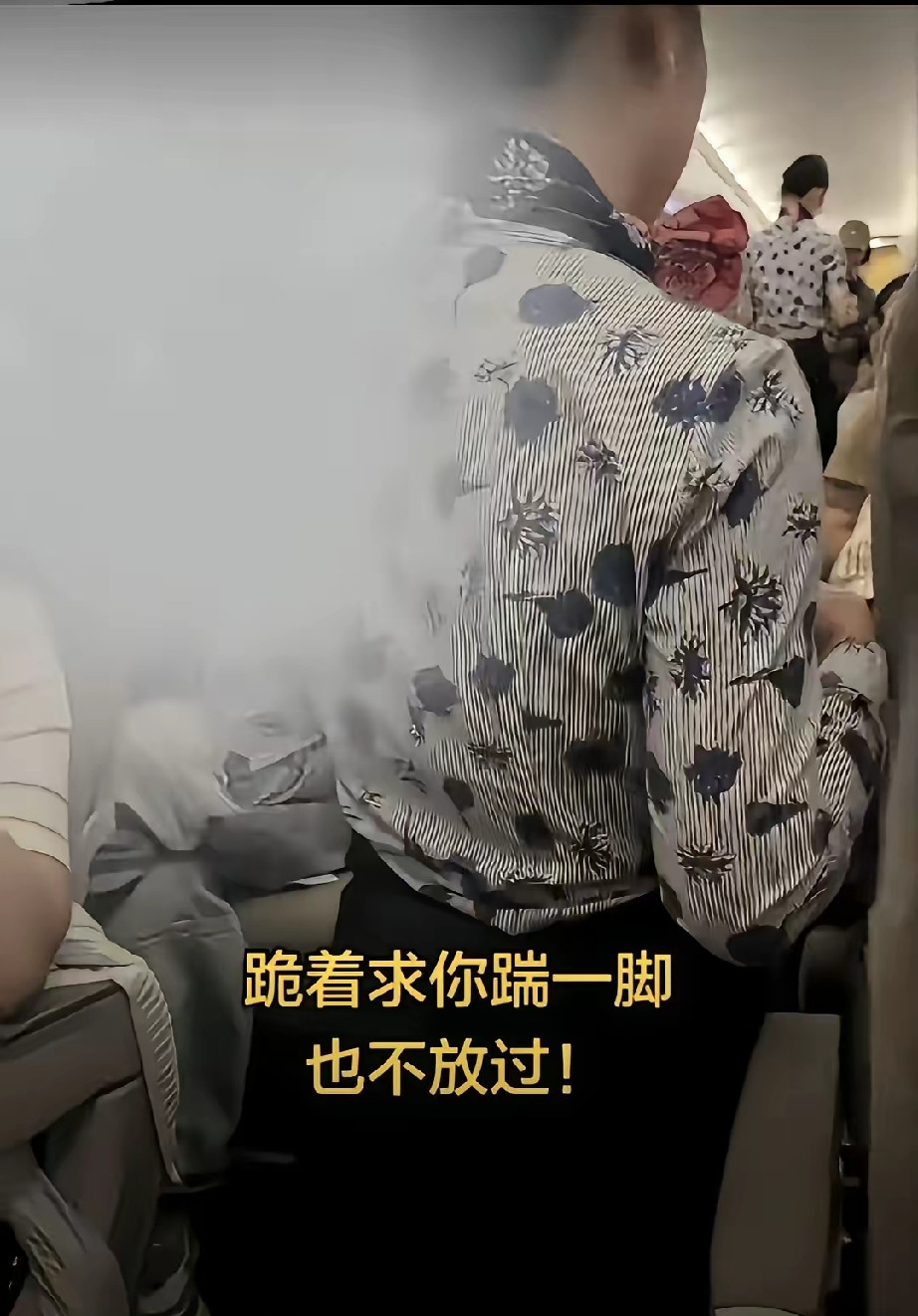 东航客机跪地道歉事件，有这3个细节被忽略了：1、起因小到离谱！！只是餐车轻轻碰了一下正在睡觉乘客的手