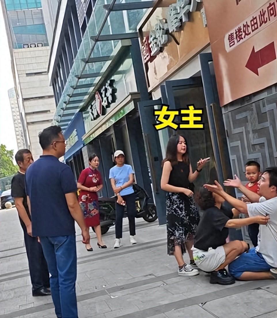 江苏男子当街下跪，控诉妻子乱来，气到磕头，月入10万仍被嫌弃，妻子冷漠玩手机，孩