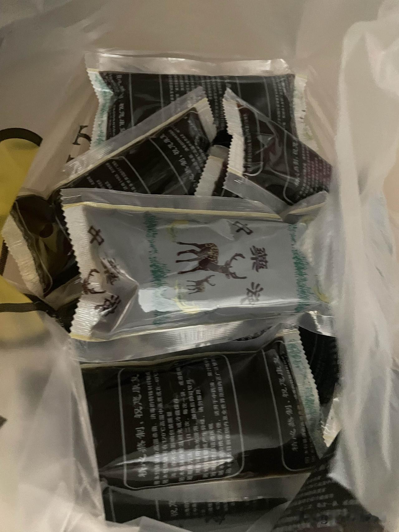 今天又去医院送钱了，这一大兜熬好的中药又花了700多米！现在的医院服务态度是
