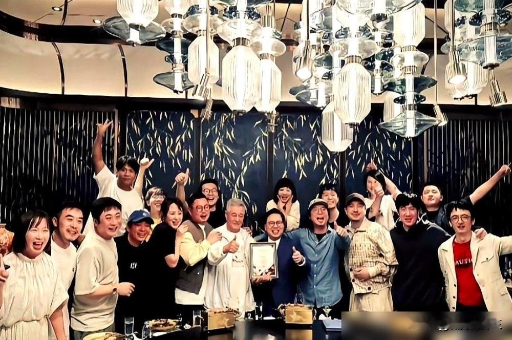 笑不活了，东北喜剧圈这是开了场清宫述职大会？沈腾马丽从海南片场直飞沈阳，落地