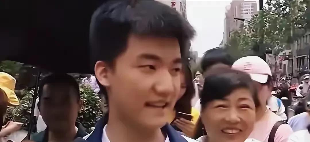 高考现“淡定哥”，提前15分钟交卷为哪般？今年高考，广东考场惊现“淡定哥”，英