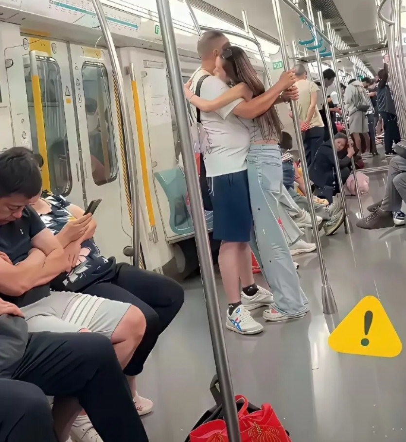 地铁上经常能看见一些很有实力的大哥！