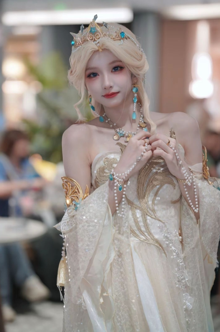 去福州漫展碰到的一个超级超级超级漂亮的小姐姐，不知道cos的是谁，但是超级漂亮，