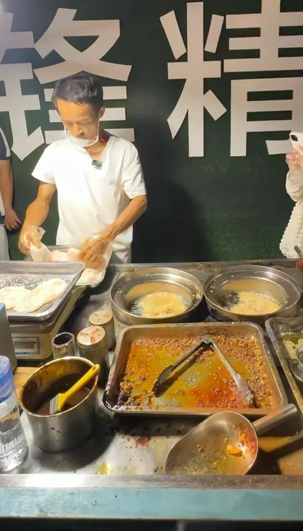 现在最忙的应该就是江西景德镇鸡排哥！估计鸡排哥有点后悔出名了！鸡排哥现在从早