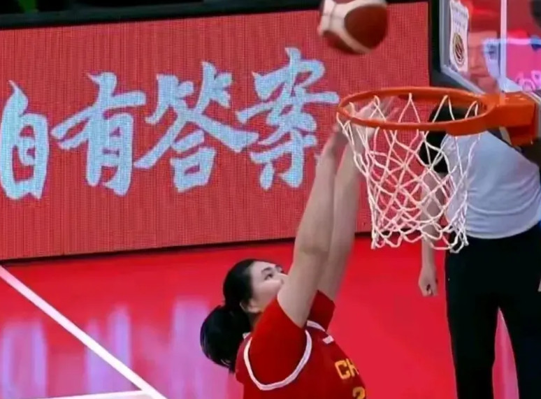 看了中国女篮三场热身赛，看别的没什么意思，就是看张子宇一个人了。这哪像成年人与