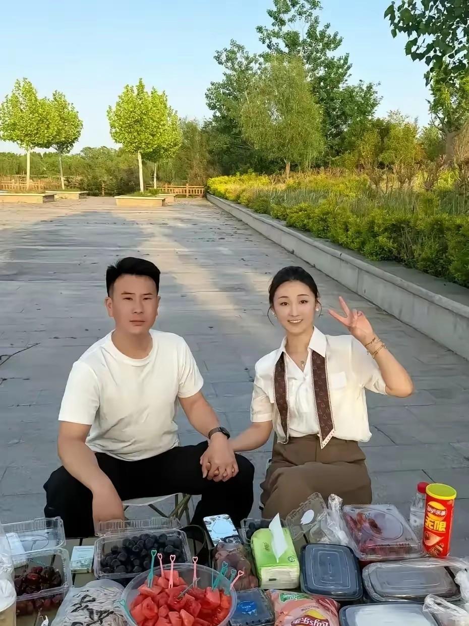 陈亚楠自从和男朋友订婚之后，不失时机地出来晒幸福。总想证明离开朱小伟之后自己过得