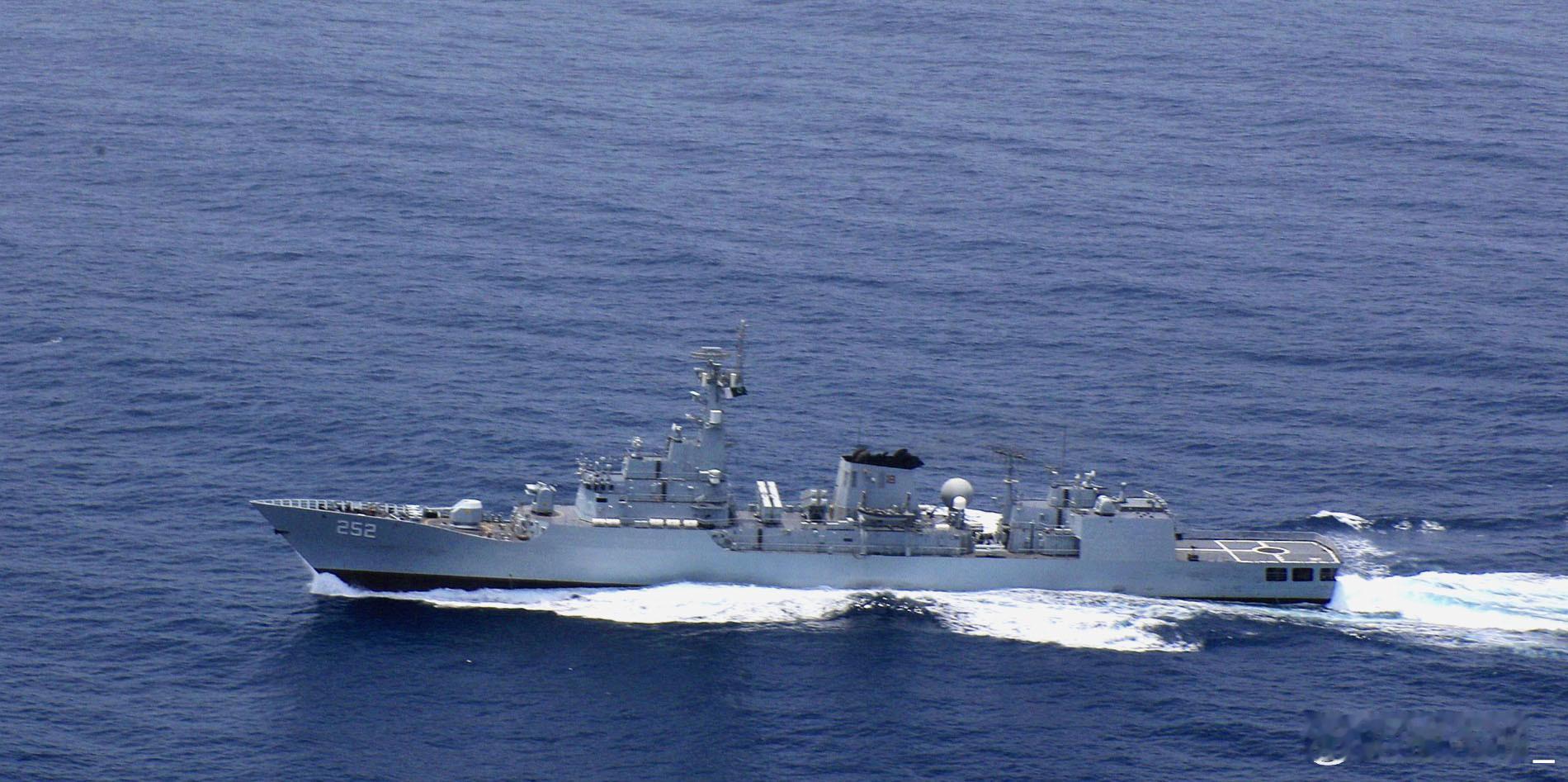 巴基斯坦海军252“Shamsheer”号护卫舰在阿拉伯海高速航行。此舰为F22