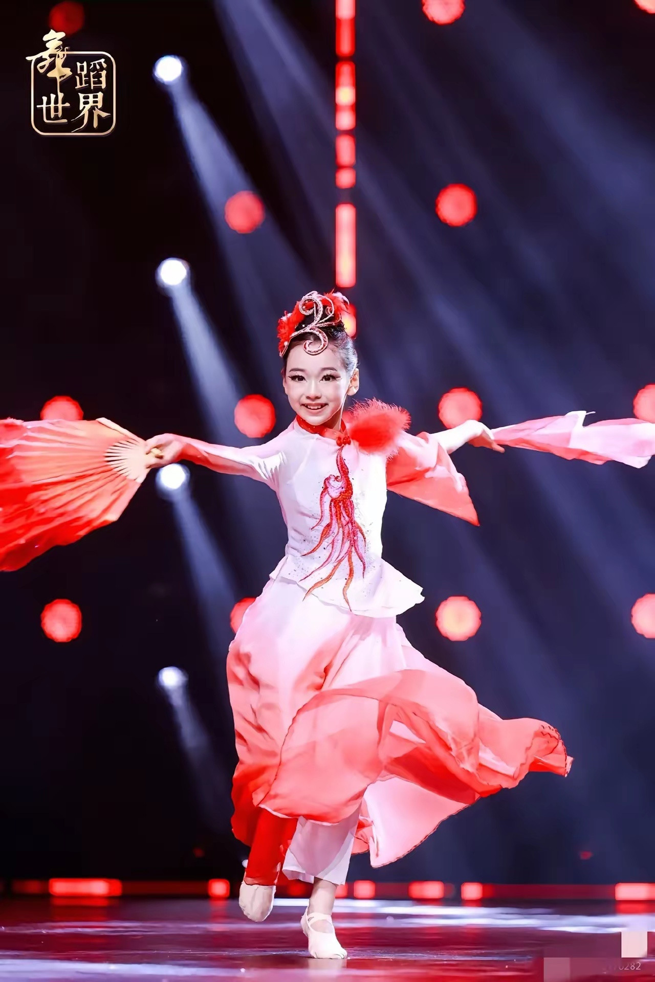 小酒窝真的是老天喂饭吃的小孩儿姐。不管长相，表演天赋，个性，都是星二代里面的顶，