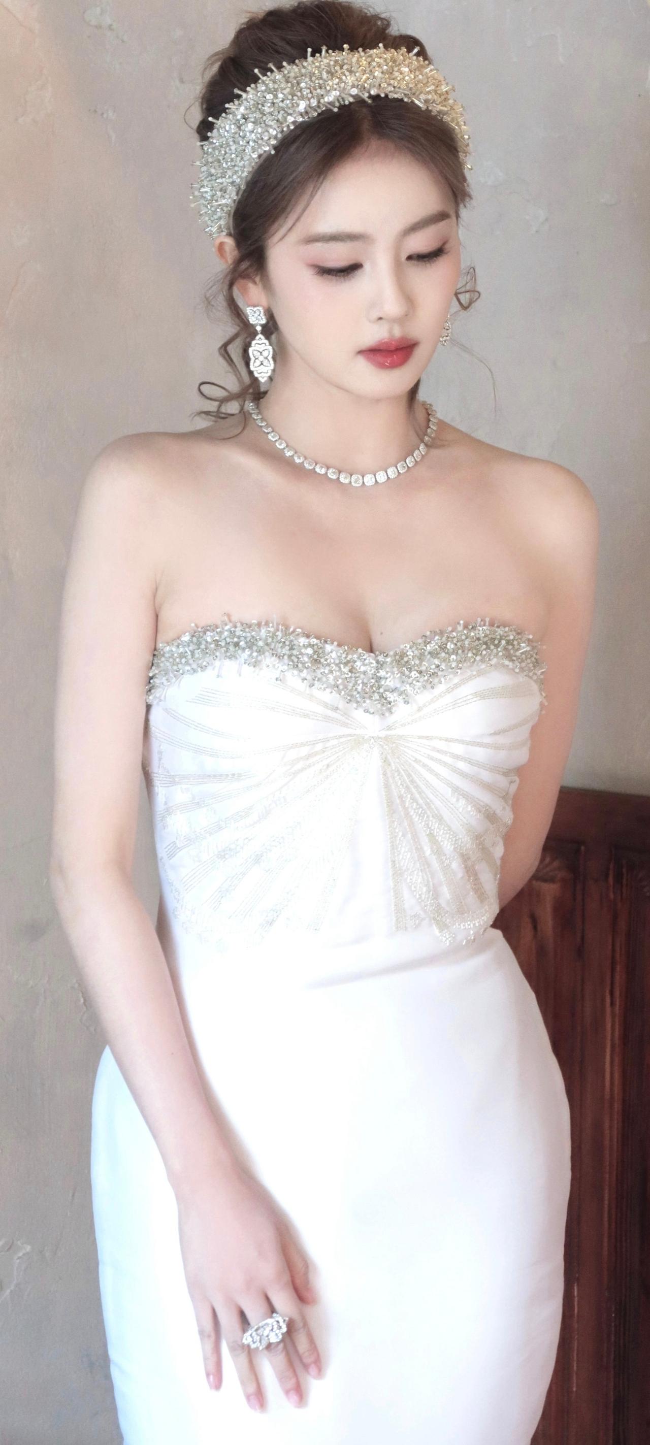 白鹿，优雅的新娘造型，闪耀的珠宝与精致的礼服相得益彰，尽显高贵与美丽。气质女明
