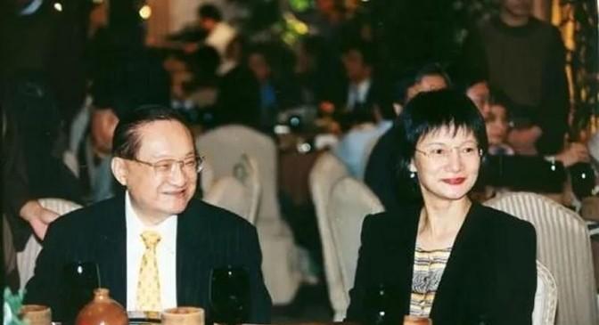 🌞1966年的一天,金庸感到异常疲惫,决定去他常去的餐厅喝咖啡放松一下。