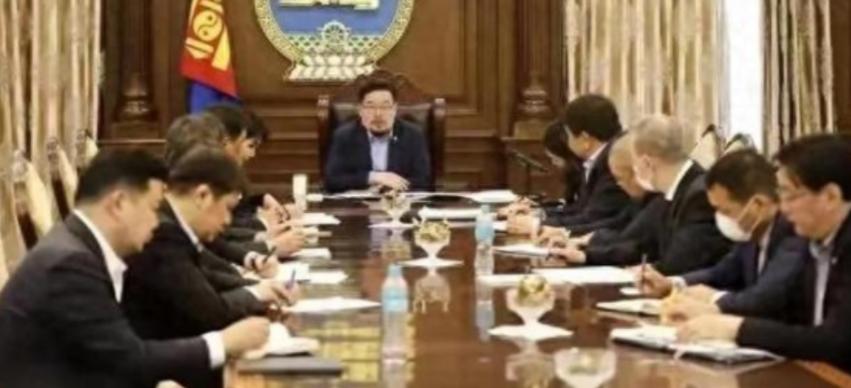 蒙古国乱成一团，反华到底图啥，20年后谁救谁？蒙古国首都乌兰巴托的街头又闹起来了