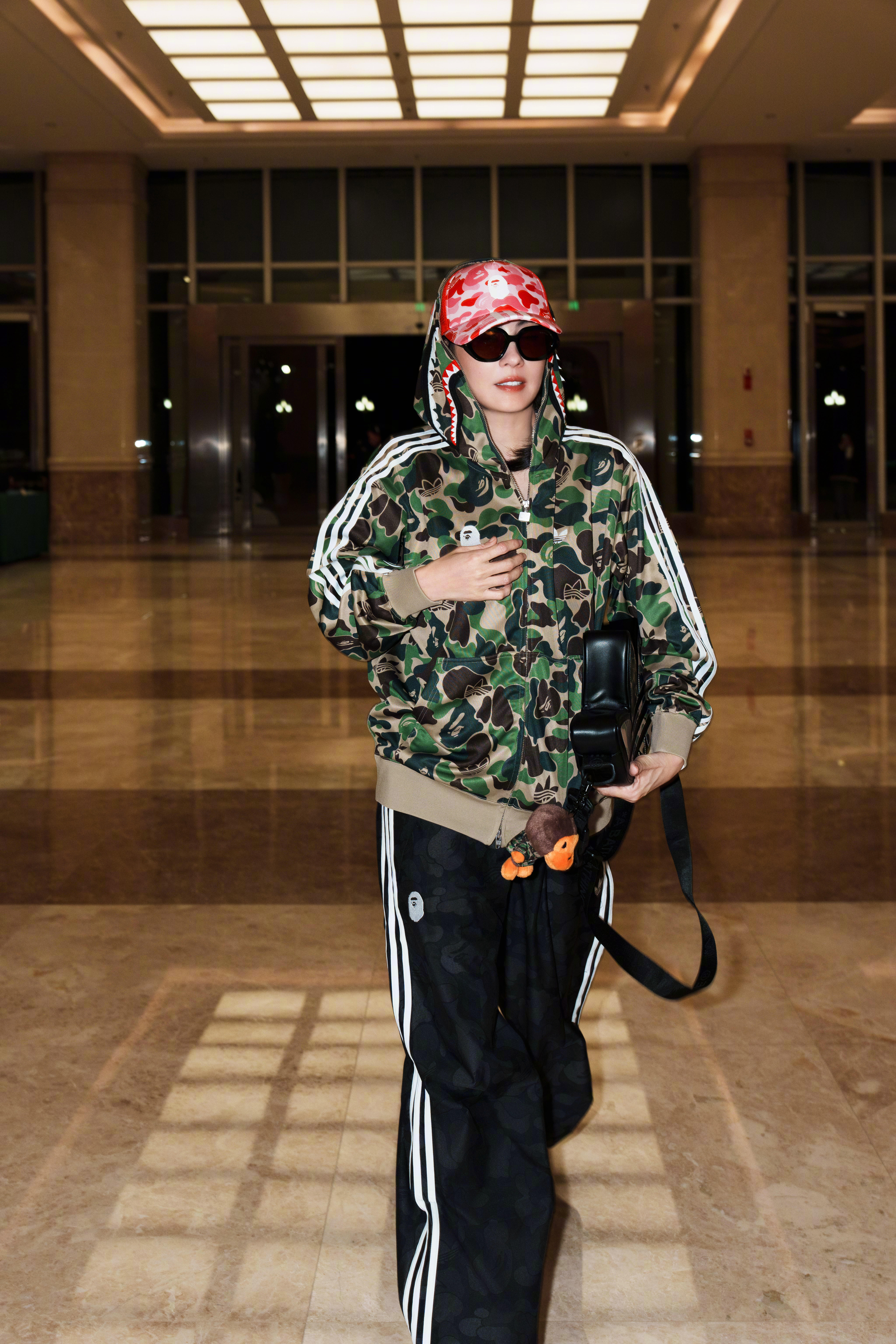 张柏芝二十年前就这么潮了时尚果然是一个轮回，咱们现在穿的，张柏芝二十年前就这么穿