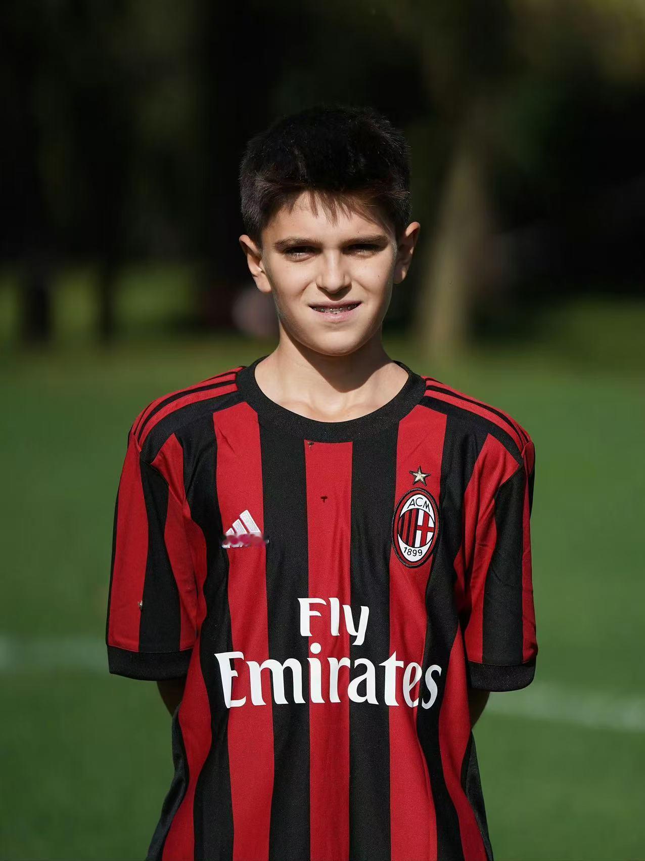 小孩哥的成长逆袭之路！巴尔特萨吉就是米兰球迷口中的小孩哥，这位左后卫是米兰青训