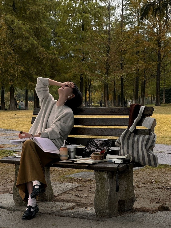 读《生活在裂隙》，里面一句话很认同，共勉：“见的人多了，我得承认，那些身上自带稳