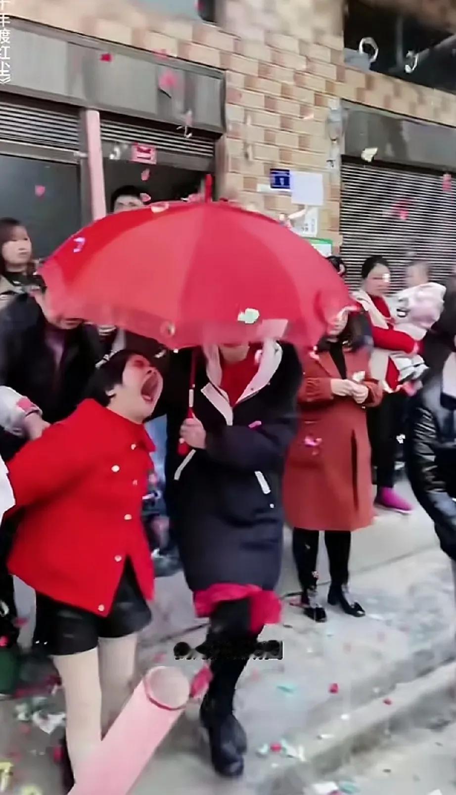 这样的婚姻是建立在金钱之上的。这个新娘自理恐怕都困难。家底肯定是非常雄厚的。