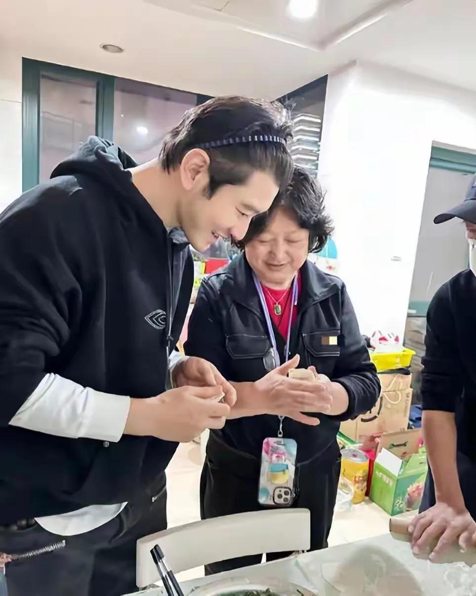 一家人在开心地包饺子[鼓掌]