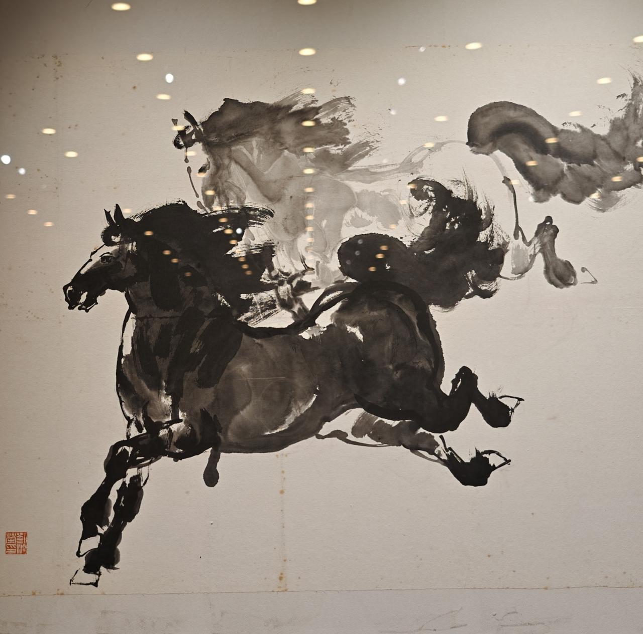 “骏行万象”为题，既是对岭南数百年画马传统的当代回响，也是对“图像时代如何创