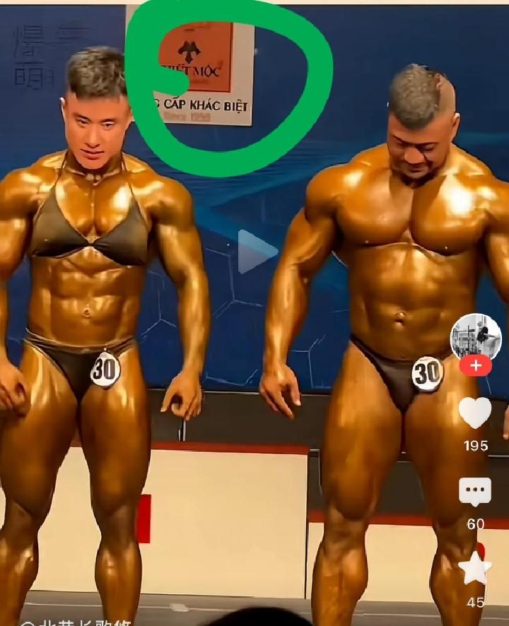 这是国内举行的一次健美比赛的名场面，比赛之前，一男一女两个健美运动员（也叫健身