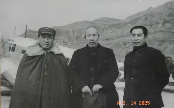 黑白老照片分享。1944年12月7日，董必武与周恩来同机返延安，朱德亲自到机场