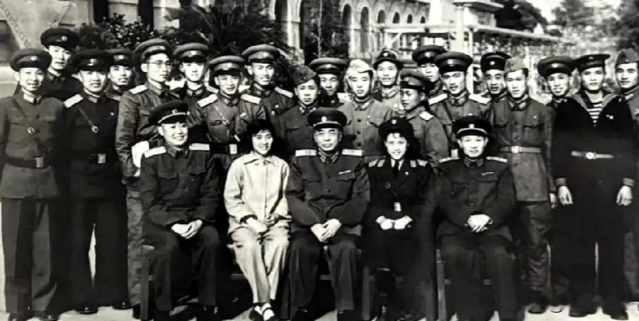 1950年代，陶玉玲到部队演出期间与彭德怀元帅等人的一张留影。