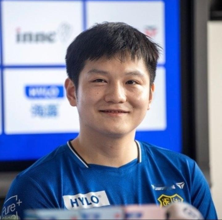 樊振东最近也太火了！作为乒乓顶流，他这几步走得让人意外又佩服。4月8号他主动