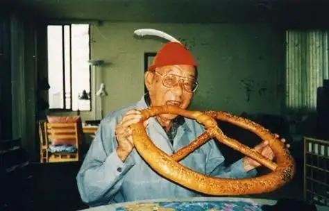 91年，邓小平派人请张学良回大陆，张：回大陆可以，但我有三个要求。 1990