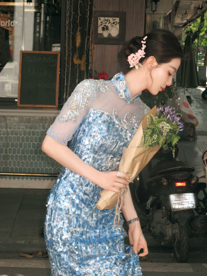 蓝色旗袍、捧花甜笑气质优雅明媚——刘诗诗。每日明星美图分享现在浪姐女导演这