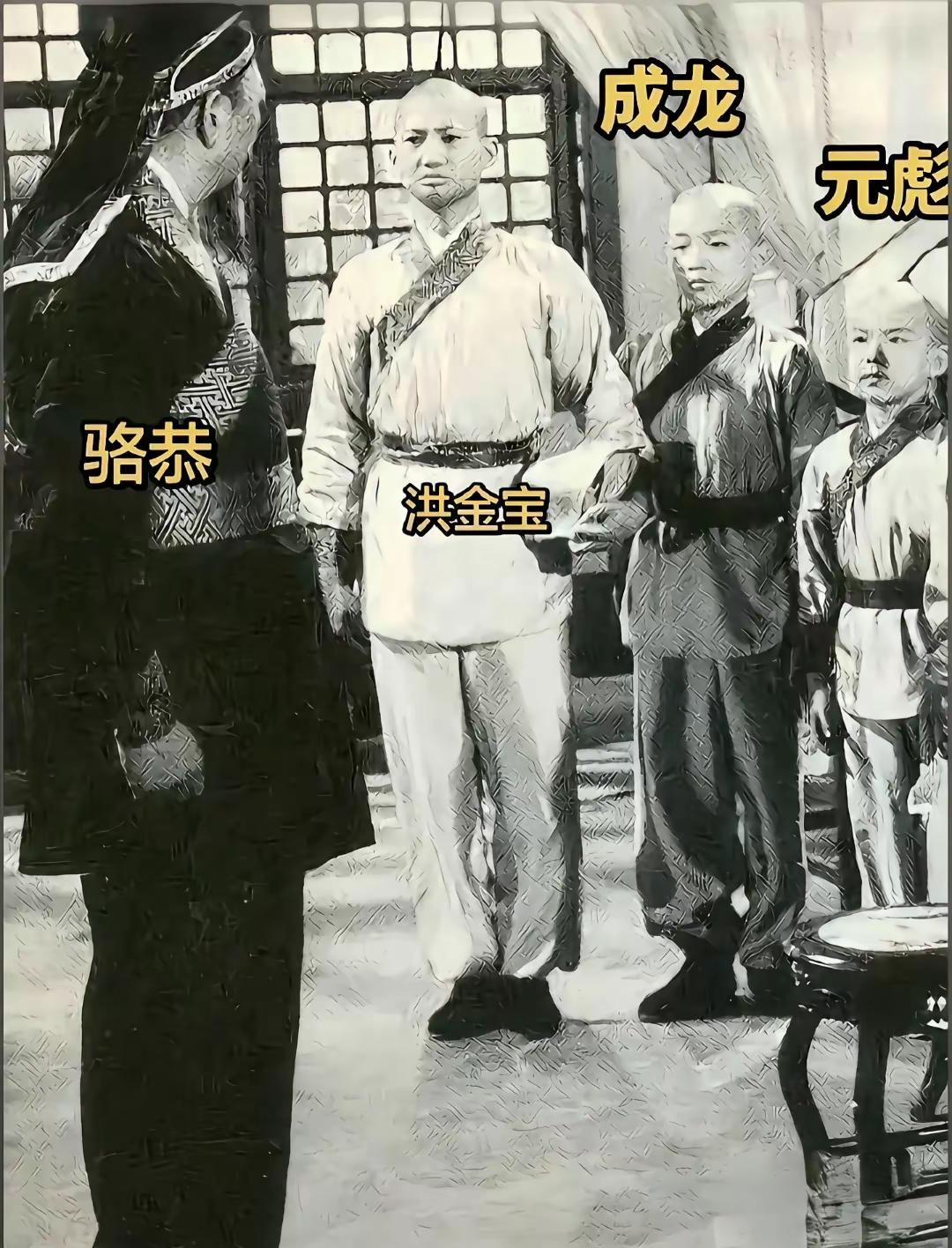 早年成龙拜师学艺，初入影坛模仿李小龙屡屡受挫，落魄打工度日，无人看好。他另创功夫