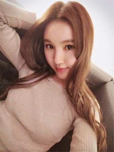 笑话：女生：你都32岁了，怎么才开10万块钱的车，怎么好意思出来相亲的？男生：