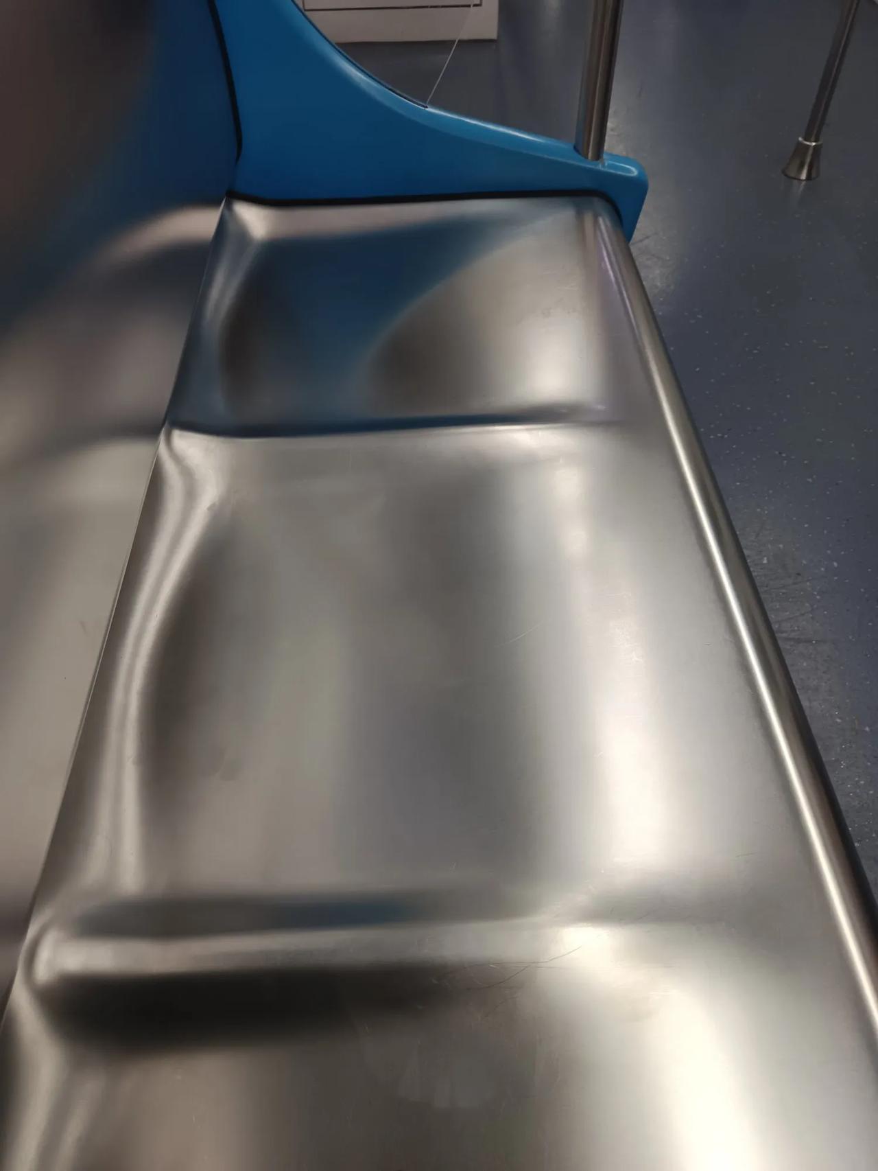 感觉深圳地铁的坐椅坐上去不舒服，太滑了，中间又凸起，为啥这么设计，，应该是设计