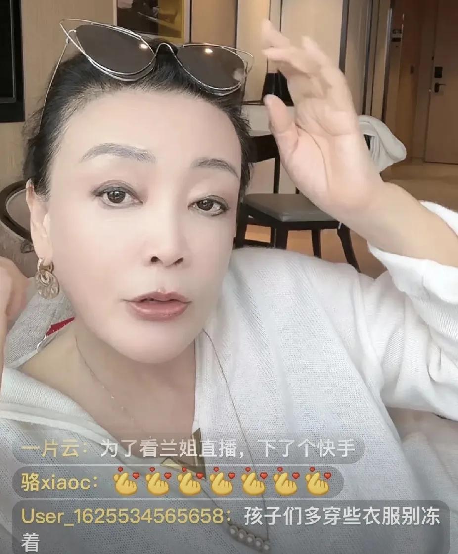 张兰这几天和孙子在一起开心极了！突然间有种不好的预感，就是一直光明正大的晒娃，背