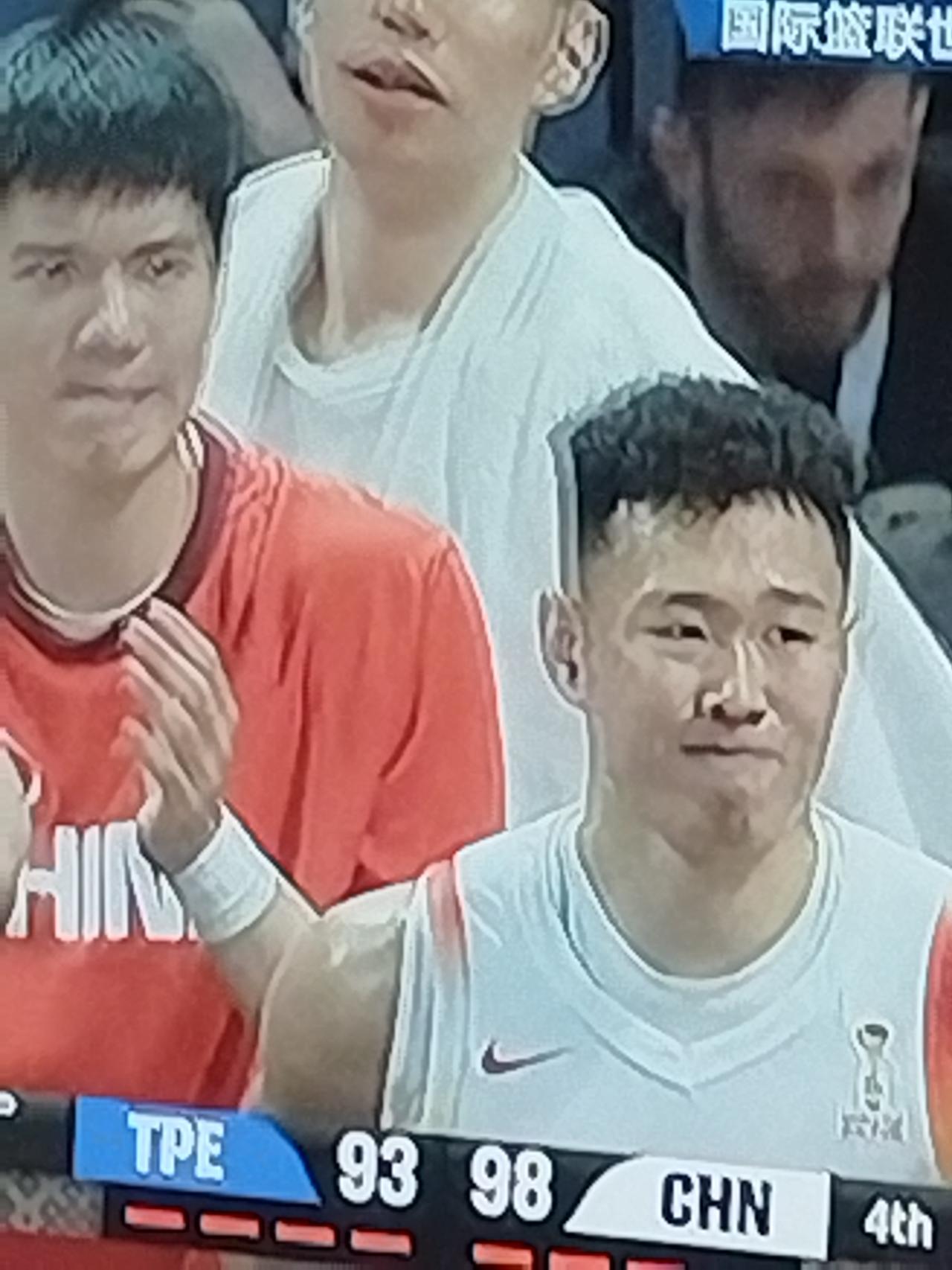 为中国男篮喝彩。今天下午中国男篮第4节完成逆转，100:93力克台北取得最关键的