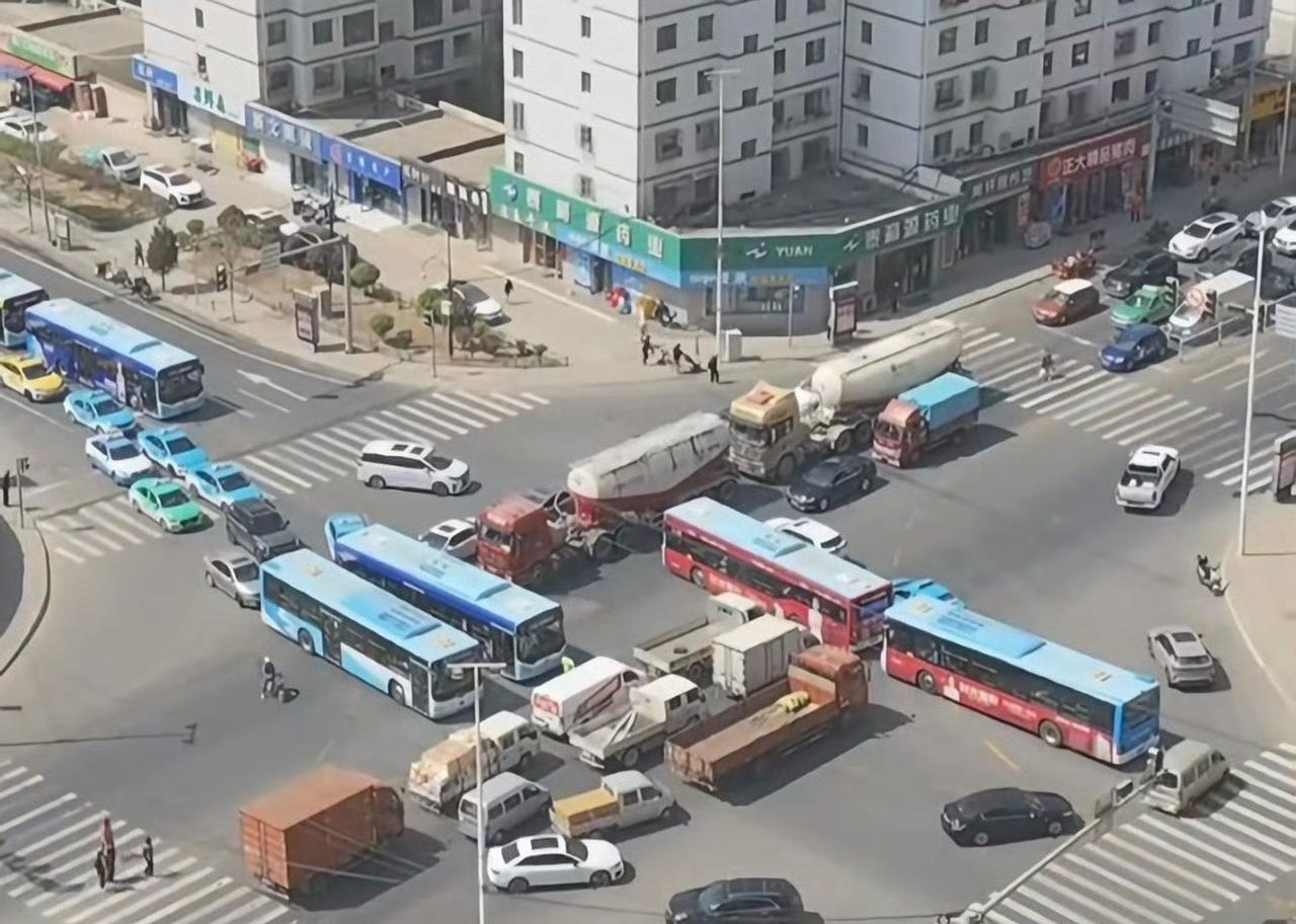 如果我是这个交警已经压力山大了​​​