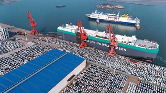 中国公开“耍流氓”，美国气的火冒三丈，报应来的太快了！原来美国受不了中国的电动汽