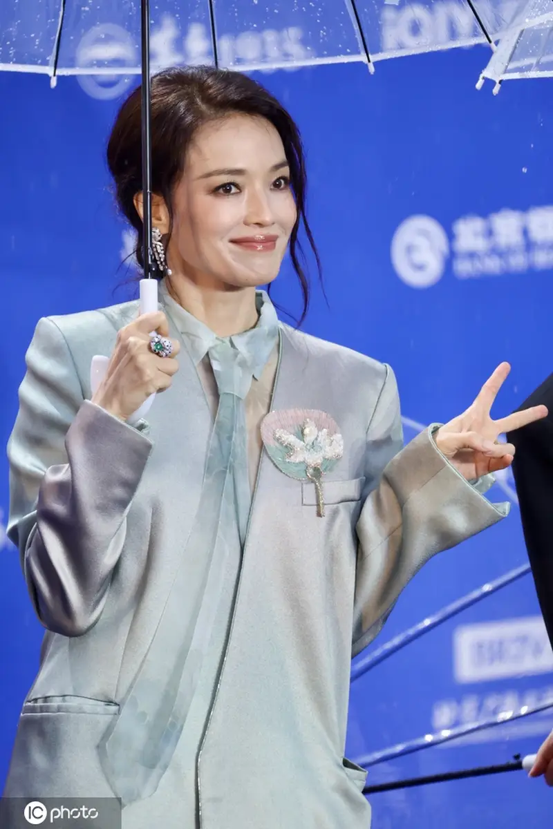 舒淇亮相第16届北京电影节开幕红毯