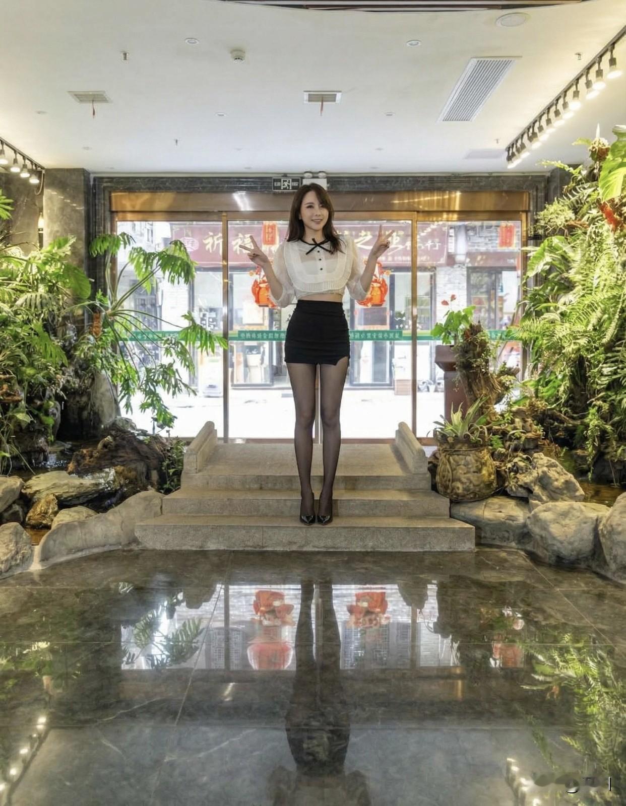 经典小黑裙如何配出高级感优雅都市女郎，黑白经典穿搭，尽显时尚魅力！