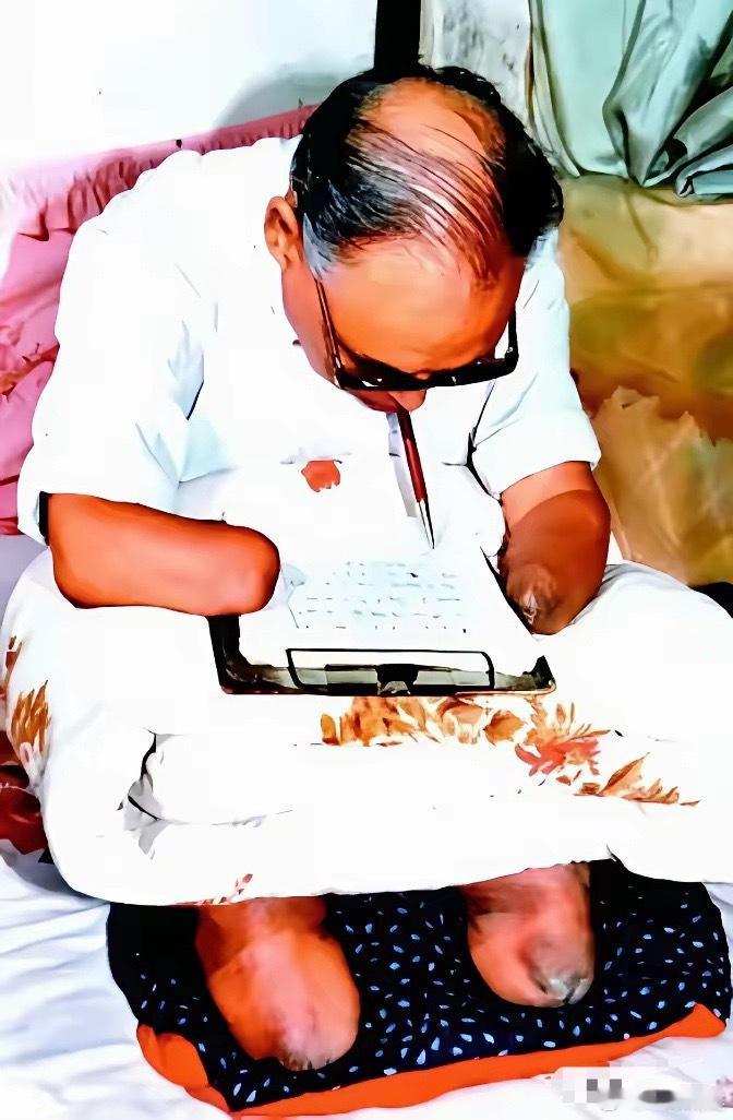 1952年，被冻掉四肢的志愿军战士朱彦夫回到山东老家，母亲哭着对他说：“儿呀，你