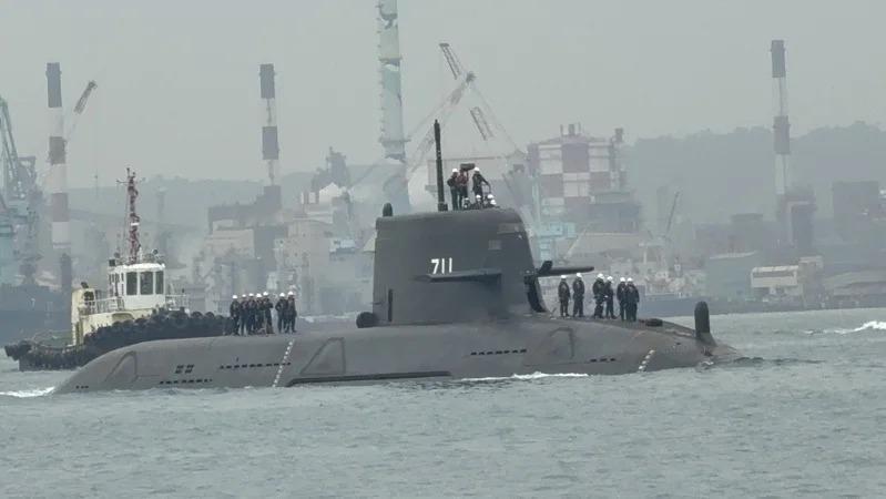 中国台湾“海鲲”号潜艇今天上午从高雄港出海测试，预计下午返航。该潜艇原订11月完