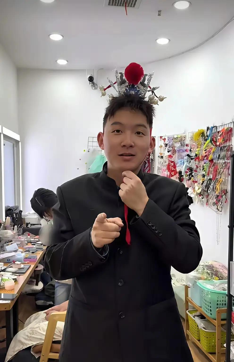 谢浩南被扒了个底朝天。原来他天天在视频里喊白手起家，结果他爸的茶叶店开了十五