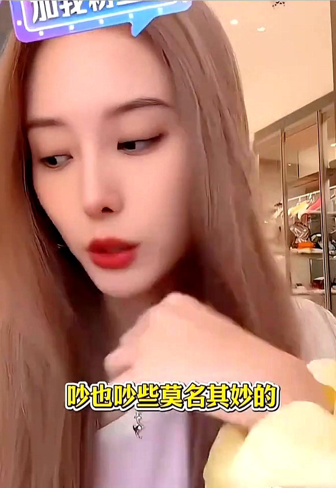 别羡慕黄子韬徐艺洋了，他俩天天吵架。黄子韬滑雪，把徐艺洋一个人扔在后面，自