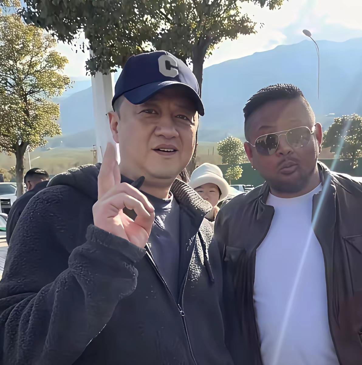 如今最开心的应该就是李亚鹏了，大家最担心的事情没有发生，嫣然天使医院没有搬走