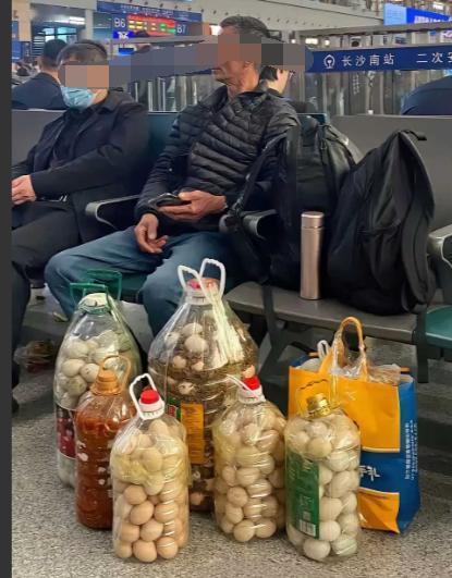 这应该是父亲对女儿的爱！去看望坐月子的女儿在这位父亲眼里，自家的鸡蛋是很好