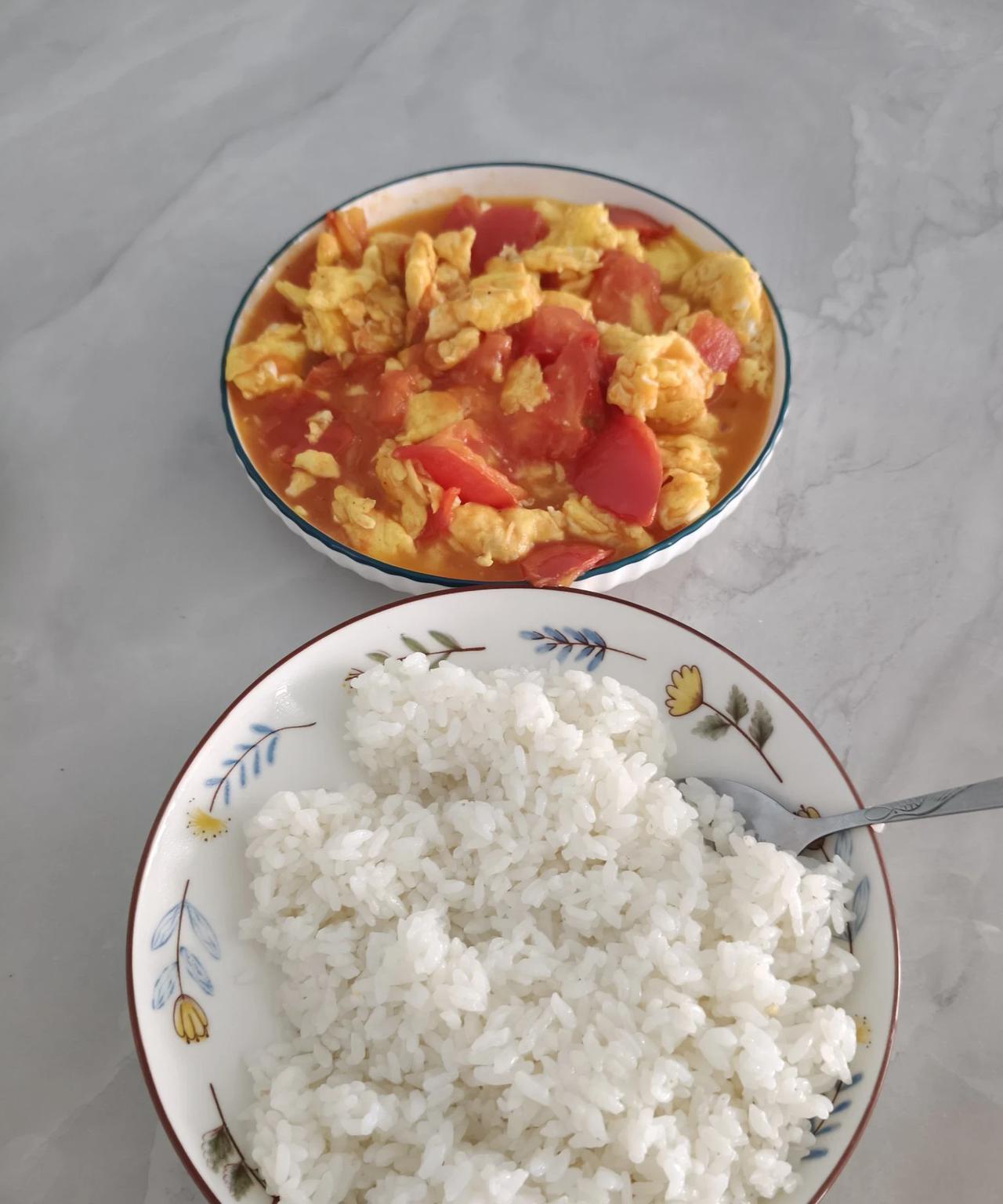 现在是自己能做饭，绝对不会在外面吃，既省钱又健康，主要是工作太不稳定了，不知道哪