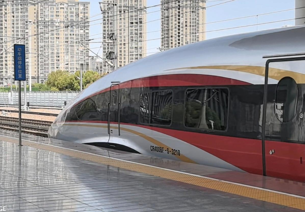 最小高铁车次被玩“废了”，G1次改用短编组智能动车组。G1次是全路最小高铁车次