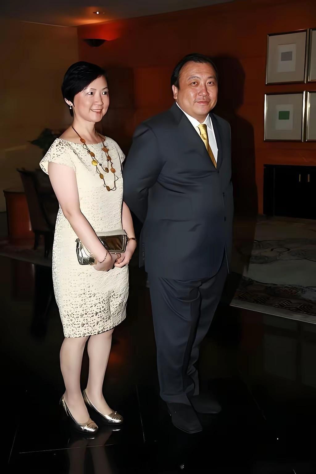 女儿对王晶的评价：好色；妻子丁德君对王晶的评价：爱家、孝顺、勤快；而王晶对自己的