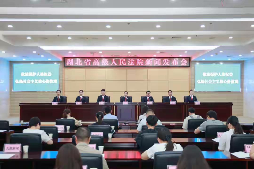 扫墓惊见“家族除名”！墓碑独缺父子二人，男子怒告叔伯，法院判了！清明扫墓，本