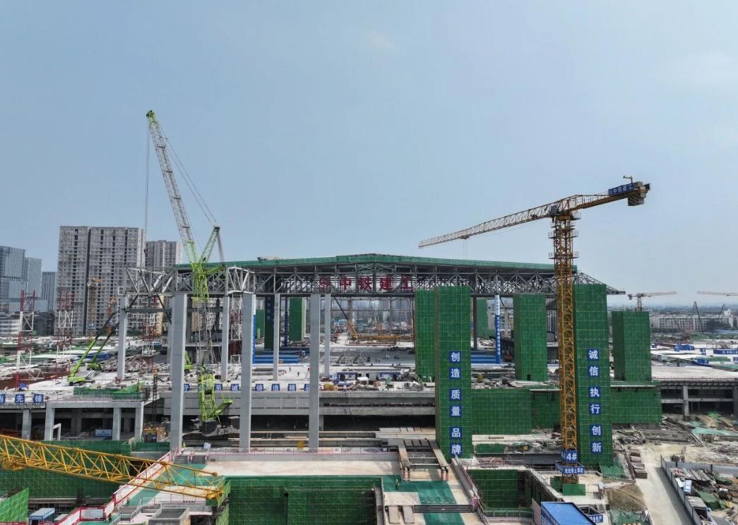7月14日，成都站改扩建工程甩出一个关键节点——9.6万平方米的高架广场，最后一