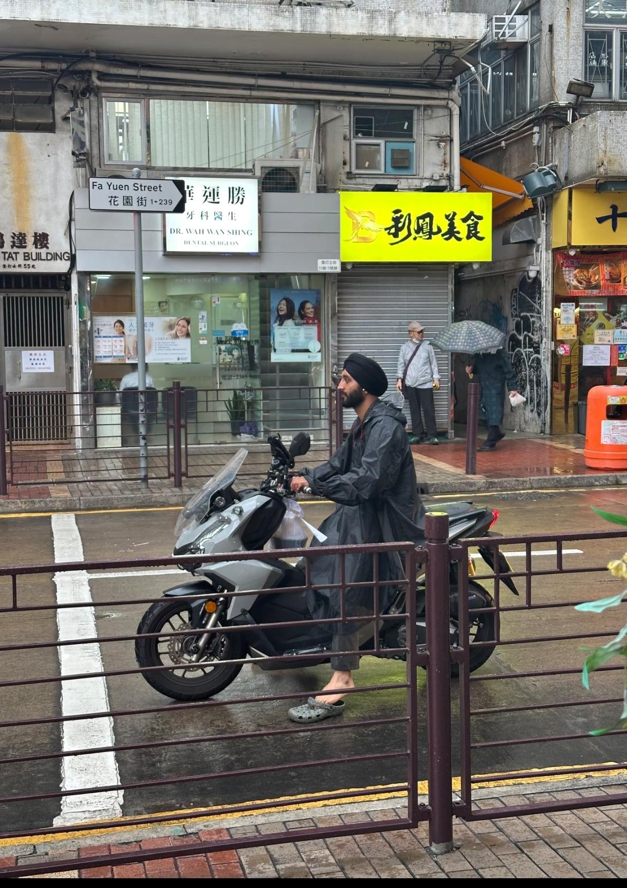 香港送外卖的不用戴头盔吗？据说锡克教有豁免的权利，香港对外籍人士有很大的包容心。