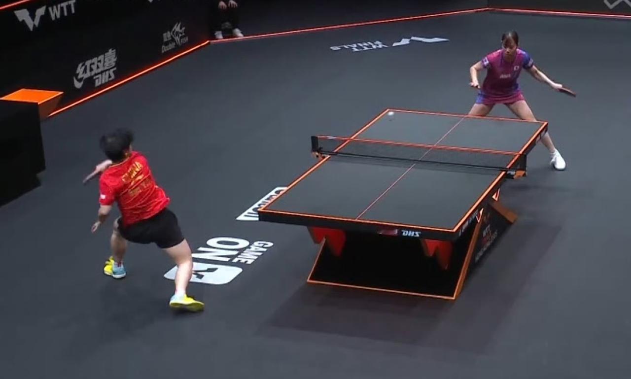 等到晚上10点，才等来了孙颖莎的单打比赛。不过，好饭不怕晚，孙颖莎给球迷们继续烹