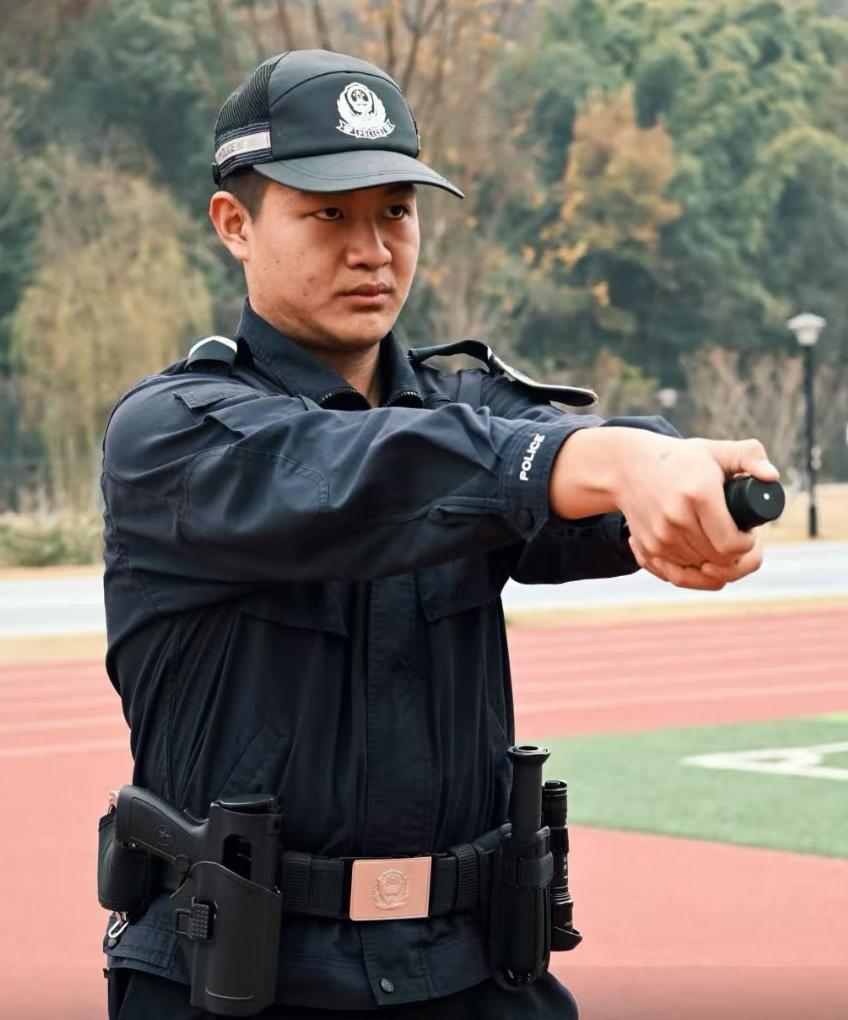辅警在协助民警执法时可以使用约束性警械！依据《公安机关警务辅助人员管理条例》